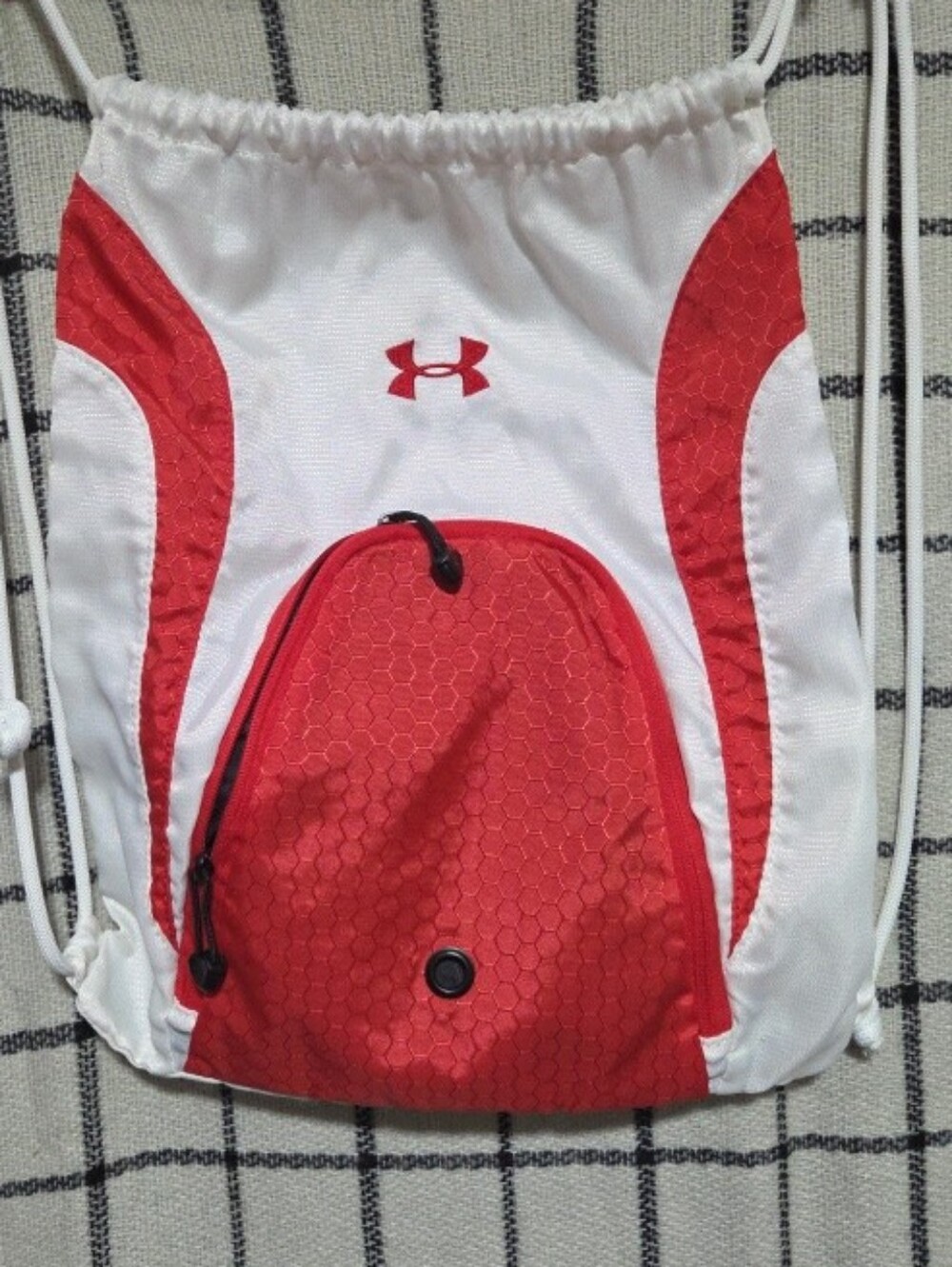Under armour gym bag white and red with zipper front. Enclosure and drawstring